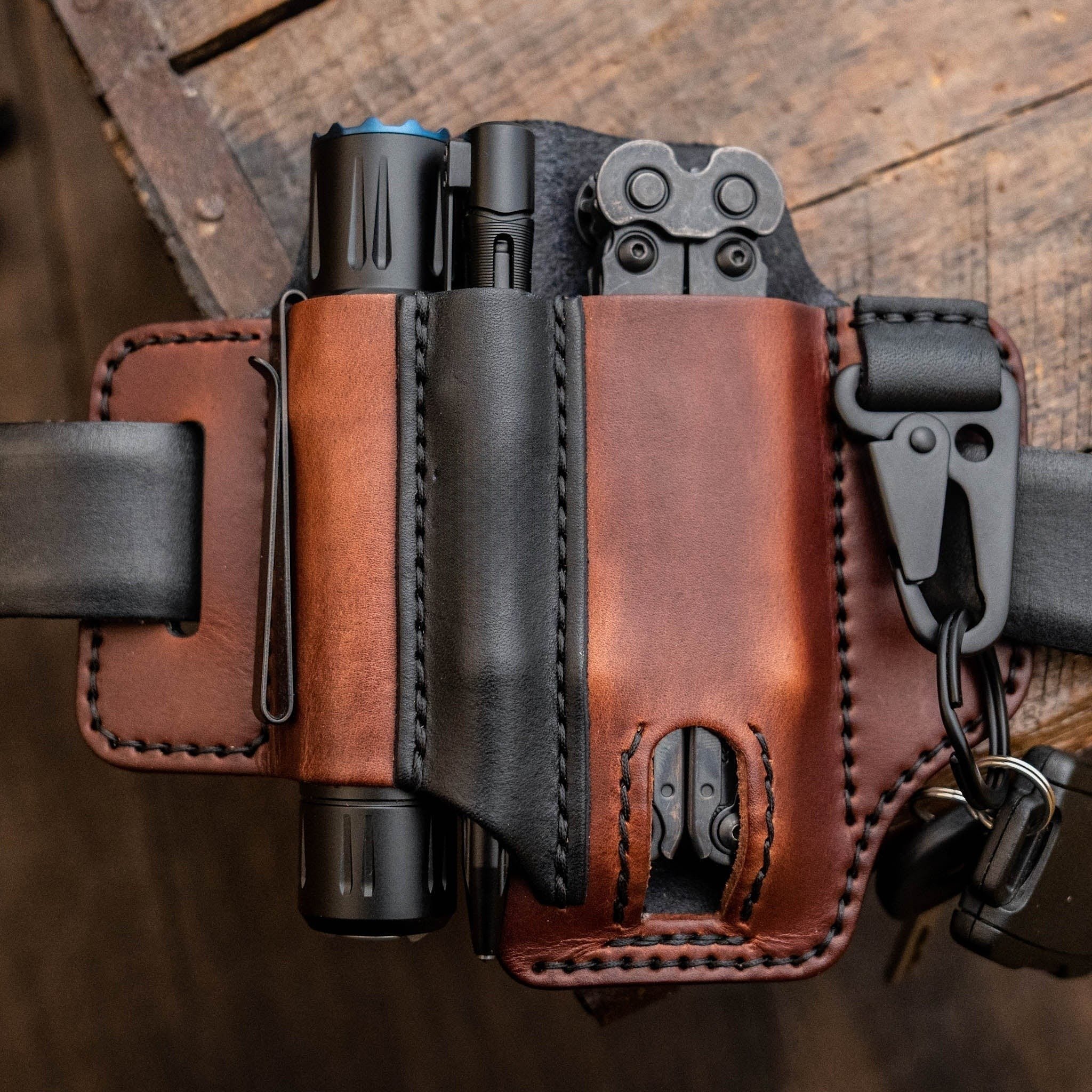 Full-grain Leather EDC Multitool Sheath (𝐉𝐞𝐟𝐟𝐫𝐞𝐲 𝐌𝐨𝐫𝐫𝐢𝐬𝐨𝐧 𝐇𝐚𝐧𝐝𝐦𝐚𝐝𝐞®)