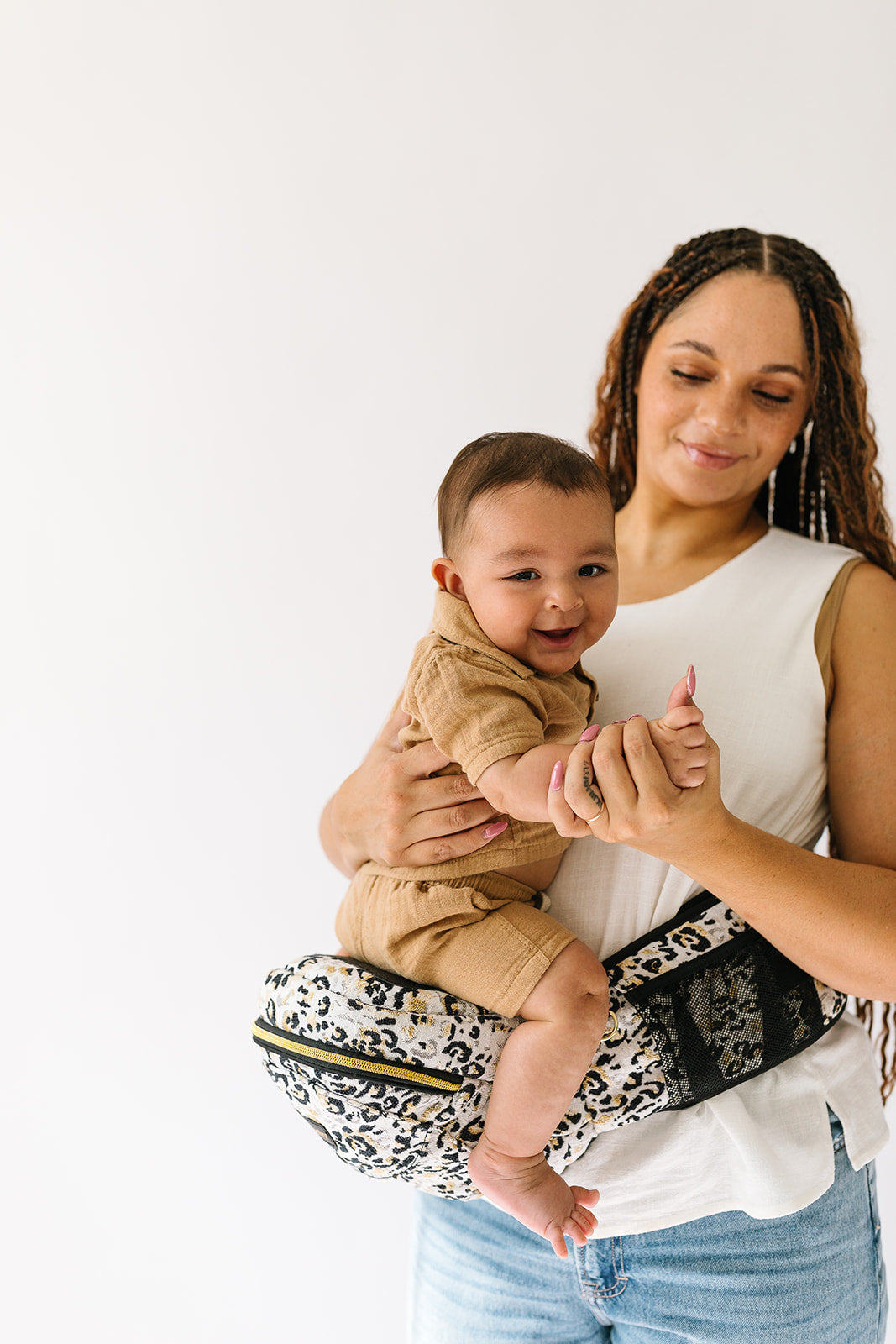 Hands free baby hip carrier