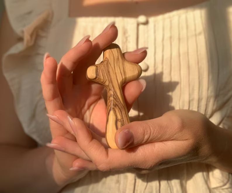 ✝️100% Handmade Wooden Comfort Cross(𝐉𝐨𝐧 𝐇𝐚𝐦𝐛𝐥𝐢𝐧 𝐇𝐚𝐧𝐝𝐦𝐚𝐝𝐞®)