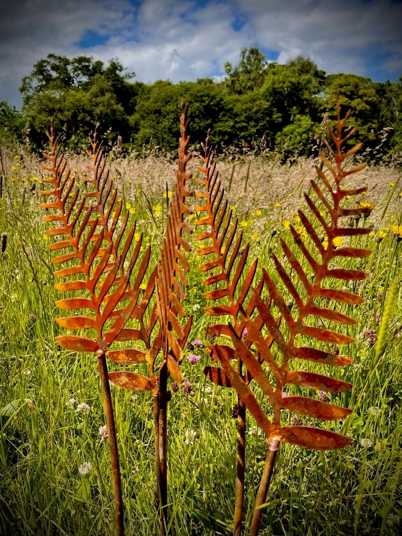🔥 Celebrate July 4th with 50% OFF!🌿Rusty rural metal ferns are inserted into outdoor garden courtyard decorations and artificial plant handicrafts