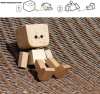 Charmante kleine Holzfigur, die mit 12 magnetischen Ausdrücken schwankt