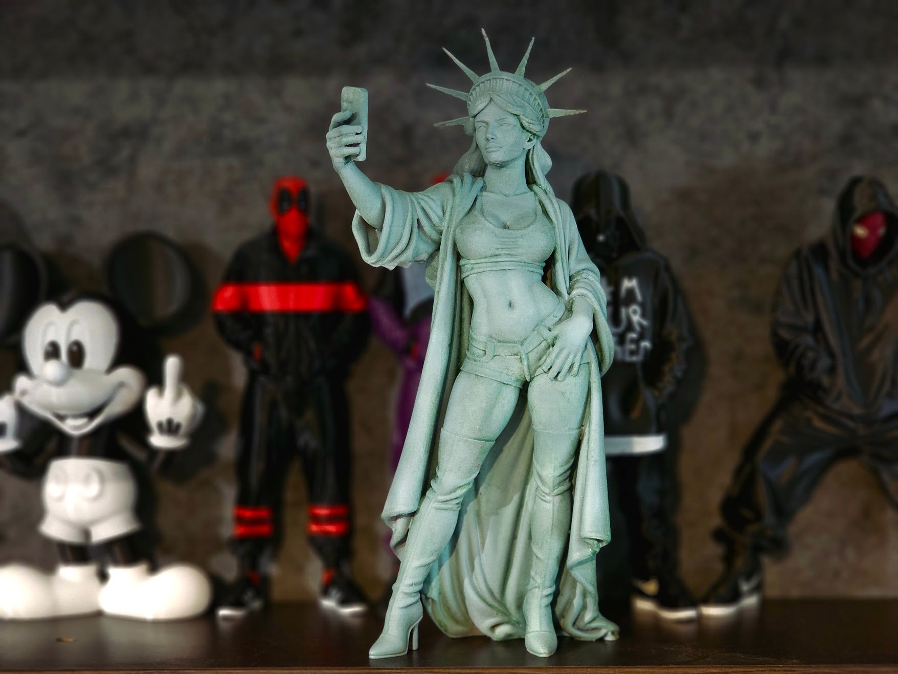 Statue of Liberty Selfie Figurine – 250th Anniversary Commemorative Edition