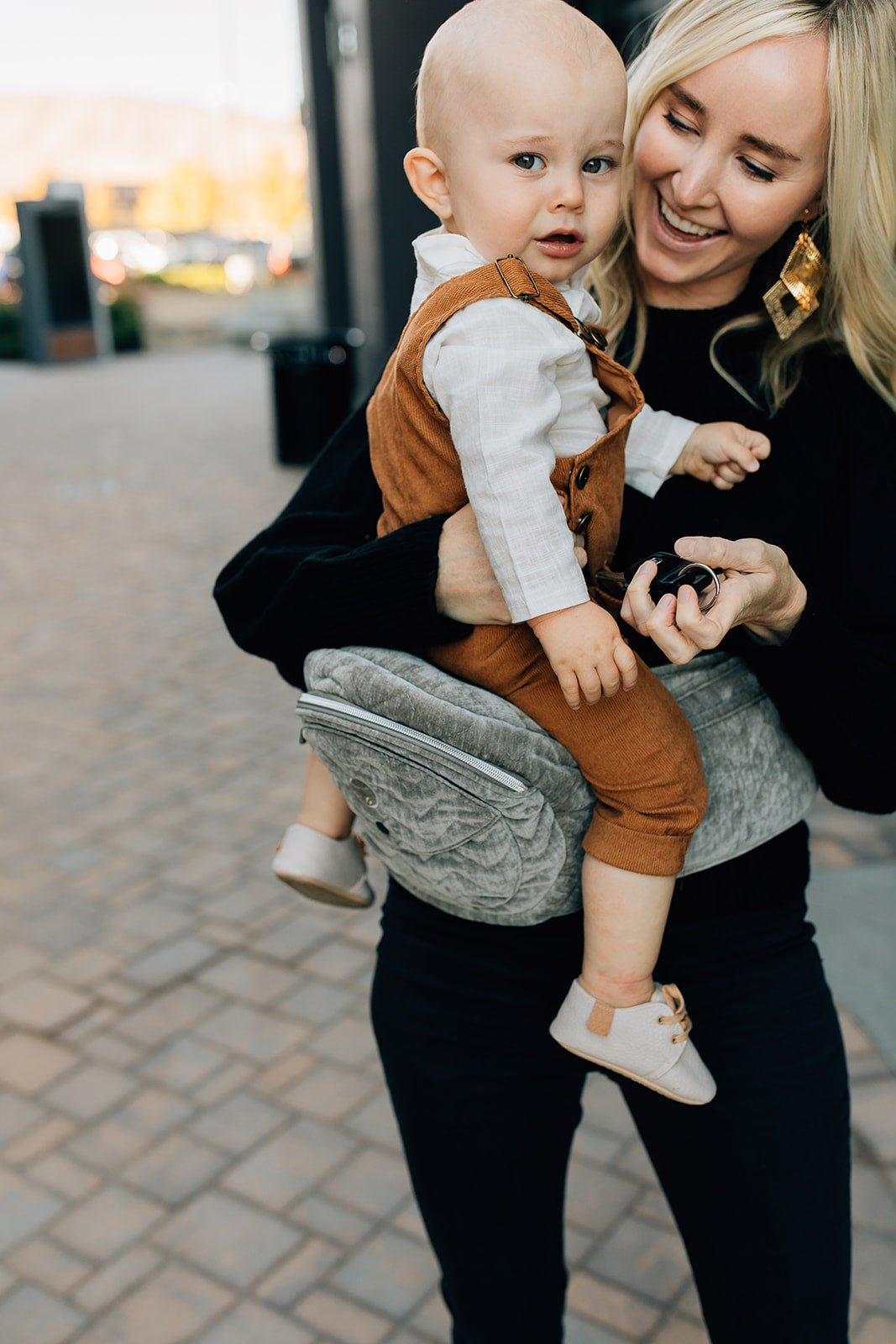 Hands free baby hip carrier