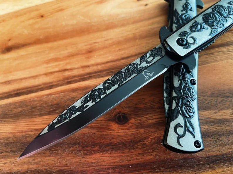 Gold Rose Engraved Fantasy Stiletto Knife(𝐊𝐞𝐯𝐢𝐧 𝐂𝐚𝐬𝐞𝐲 𝐇𝐚𝐧𝐝𝐦𝐚𝐝𝐞®)