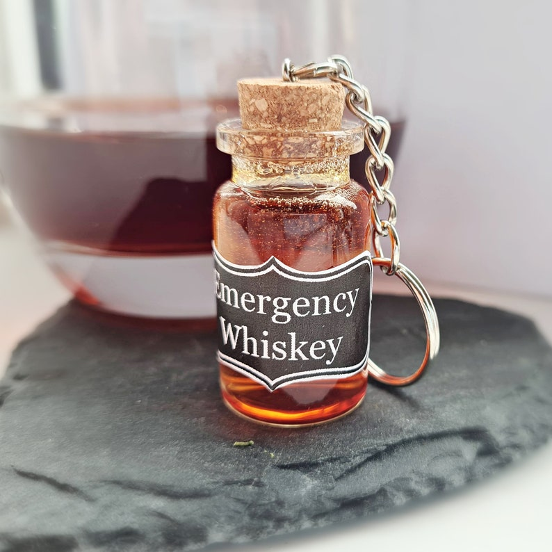 🥃Funny Emergency Liquor Keychain – Mini Bottle for Quick Relief!