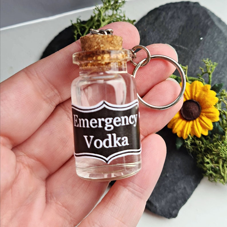 🥃Funny Emergency Liquor Keychain – Mini Bottle for Quick Relief!