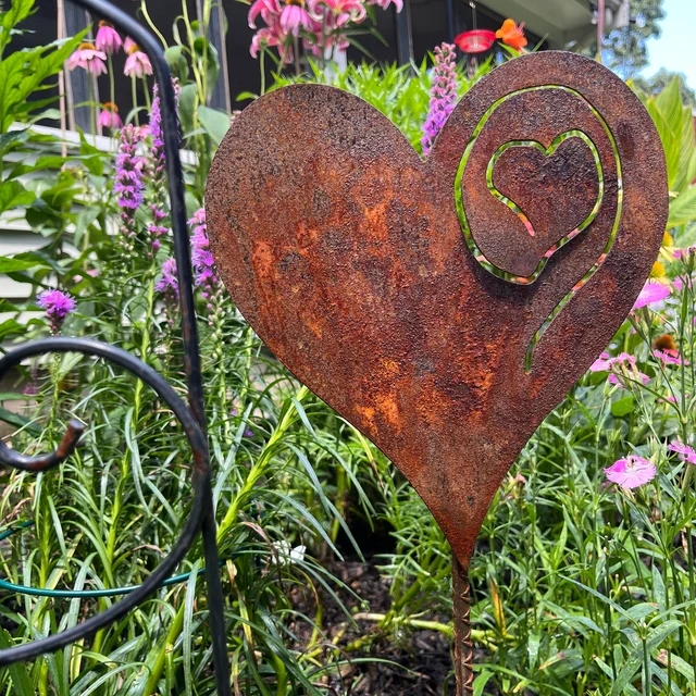 (🎁2024 New Year Hot Sale🎁)A Rusted Heart Stake in the Garden