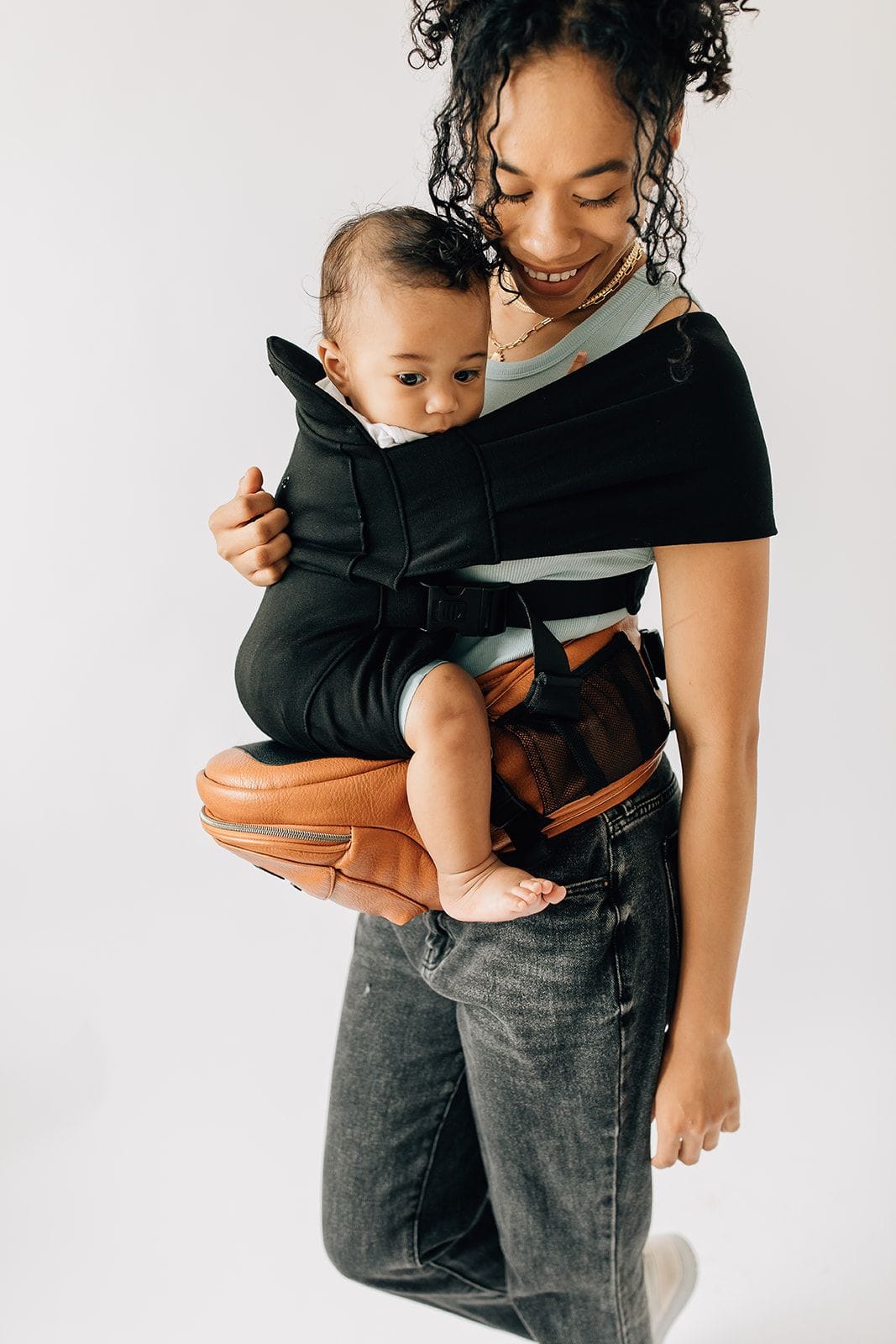 Hands free baby hip carrier