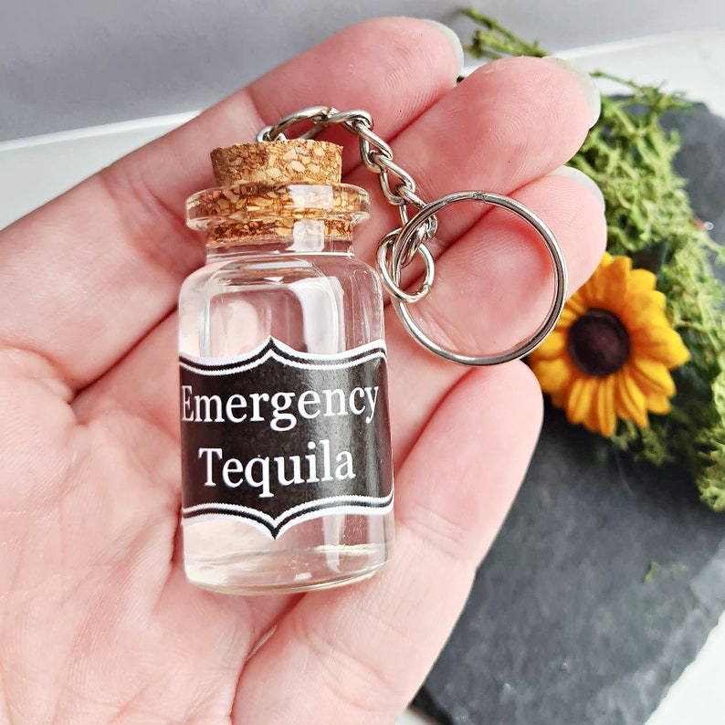 🥃Funny Emergency Liquor Keychain – Mini Bottle for Quick Relief!