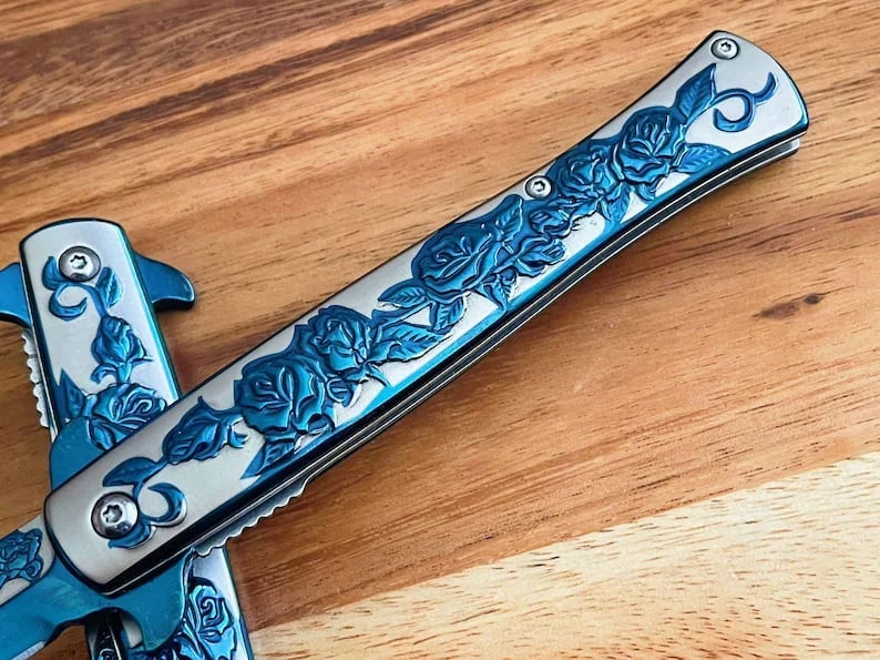 Gold Rose Engraved Fantasy Stiletto Knife(𝐊𝐞𝐯𝐢𝐧 𝐂𝐚𝐬𝐞𝐲 𝐇𝐚𝐧𝐝𝐦𝐚𝐝𝐞®)