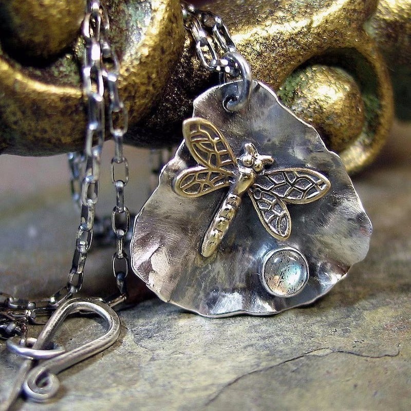 💙Vintage Dragonfly Shell Necklace - ✨A Whisper of Nature’s Grace