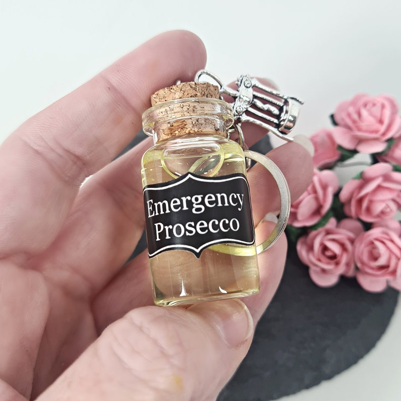 🥃Funny Emergency Liquor Keychain – Mini Bottle for Quick Relief!