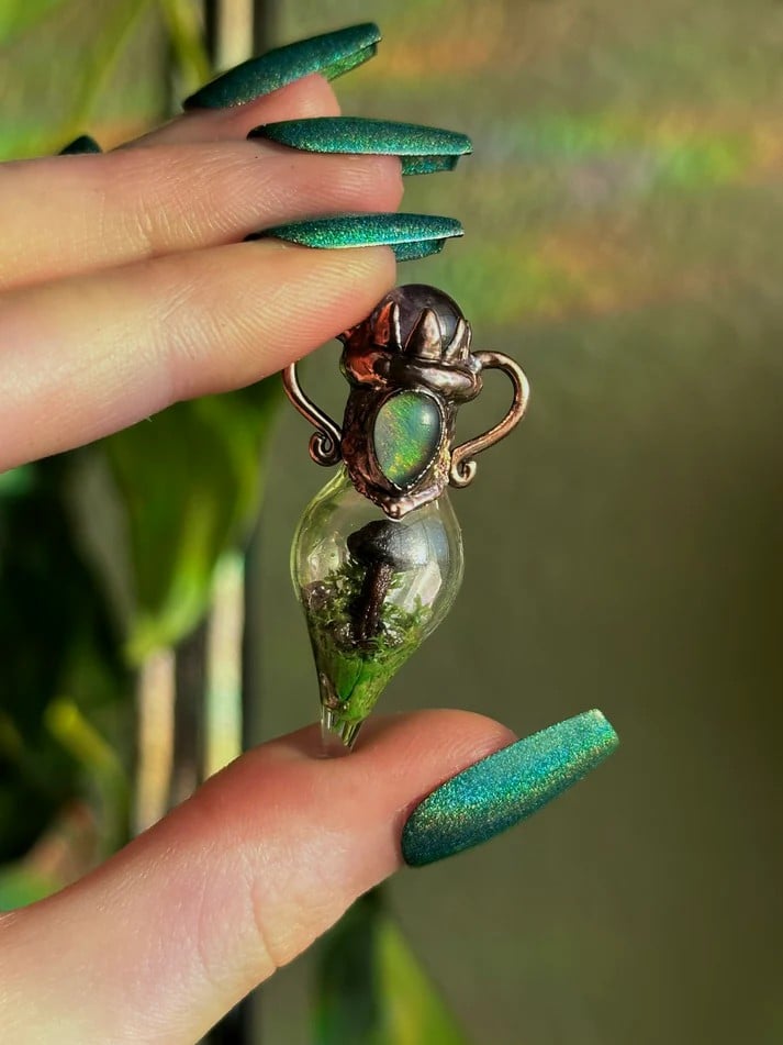 Mini Mushroom Terrarium Pendant – A Tiny Sanctuary of Serenity