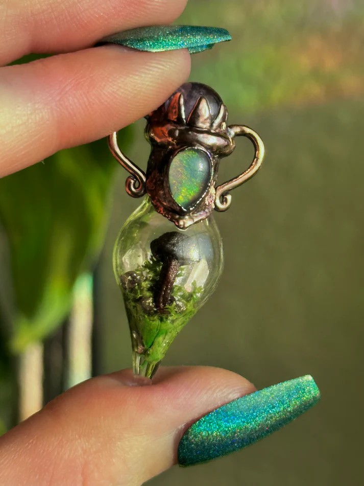 Mini Mushroom Terrarium Pendant – A Tiny Sanctuary of Serenity