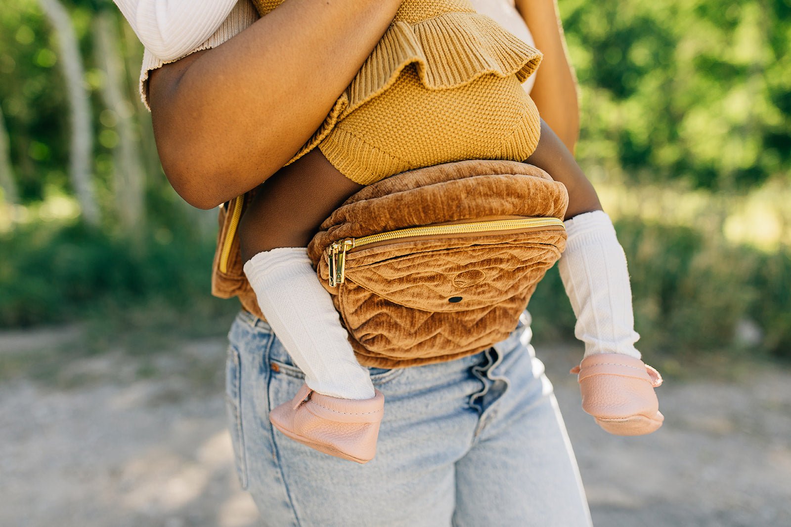 Hands free baby hip carrier