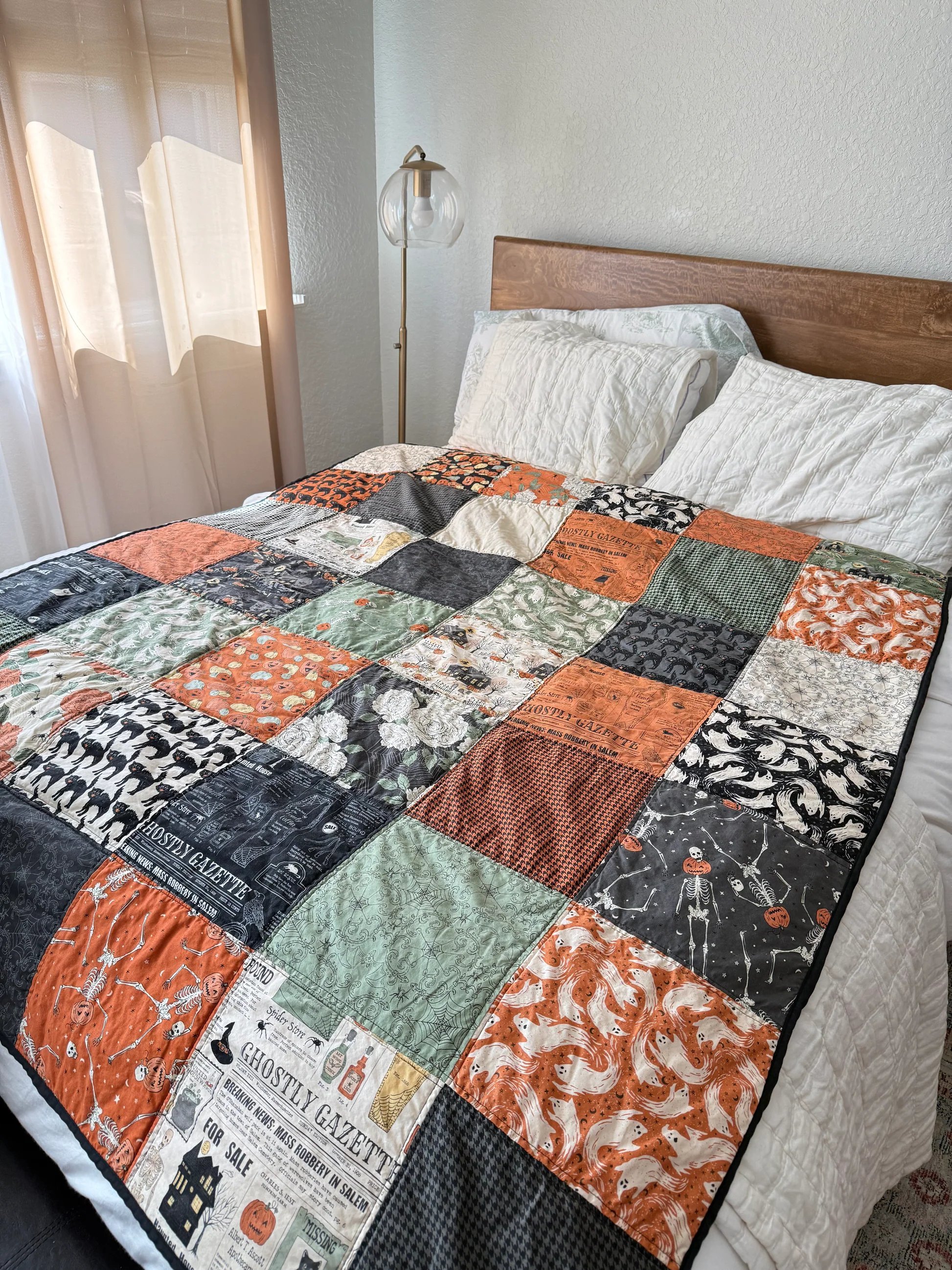 🎃 Vintage-Style Halloween Patchwork Quilt