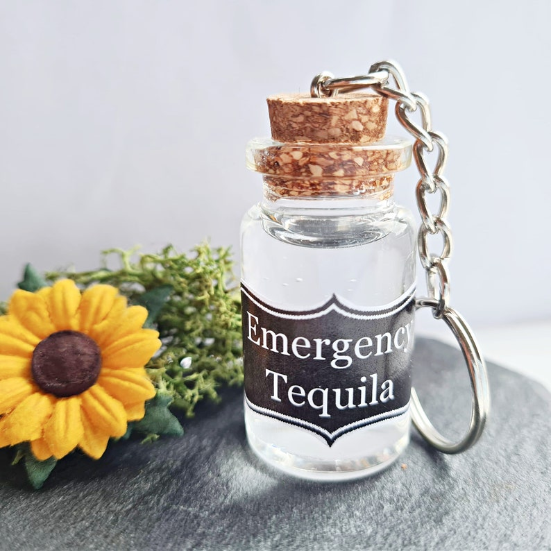 🥃Funny Emergency Liquor Keychain – Mini Bottle for Quick Relief!