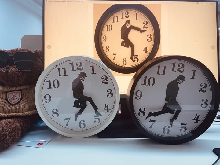 🔥Last Day Promotion 48% OFF-🎁-Monty Python inspired Silly Walk Wall Clock(BUY 2 FREE SHIPPING)